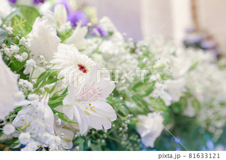葬儀場のフラワー祭壇 81633121