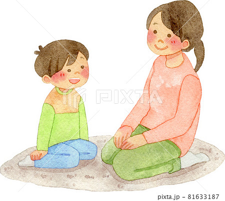 カーペットの上に座って笑顔で会話をする親子の水彩イラスト 81633187