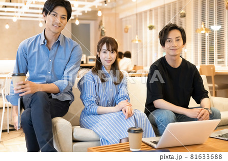 ビジネスシーン　シェアオフィスで働く男女 81633688