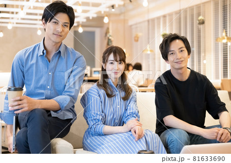 ビジネスシーン　シェアオフィスで働く男女 81633690