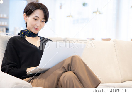 ビジネスシーン　ノートパソコンを使い仕事をする女性 81634114