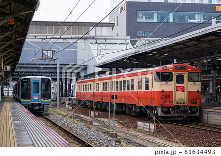 キハ47津山線ノスタルジー車両とJR四国の特急南風が岡山駅に停車する 81634493