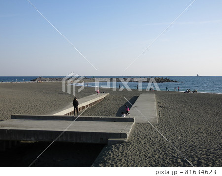 冬の茅ヶ崎海岸ヘッドランドとえぼし岩（烏帽子岩） 81634623