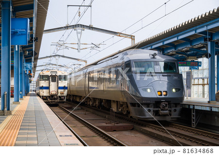 宮崎駅に停車するJR九州787系電車とキハ40 宮崎駅に停車するJR九州787系電車とキハ40 81634868
