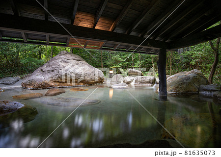 日本人の癒し　温泉 81635073