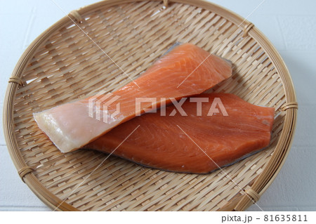 ザルにのせた2切れの鮭の切り身 81635811