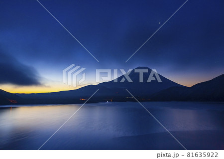 夜明けの富士山 山梨県本栖湖にて 夜明けの富士山 山梨県本栖湖にて 81635922