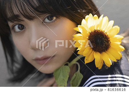 寝起きの女の子 寝起きの女の子 81636616