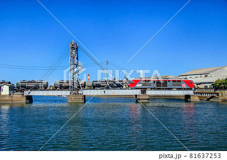 四日市市　末広橋梁を通過するDF200ディーゼル機関車牽引のタンク貨物列車 81637253