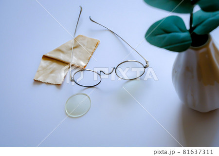 一輪差しと眼鏡 一輪差しと眼鏡 81637311