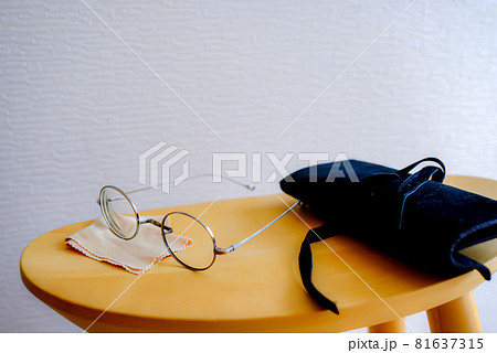 丸眼鏡と眼鏡ケース 丸眼鏡と眼鏡ケース 81637315