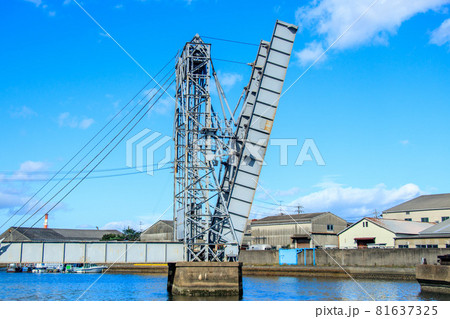 四日市市　国内唯一となった現役鉄道可動橋の末広橋梁 81637325