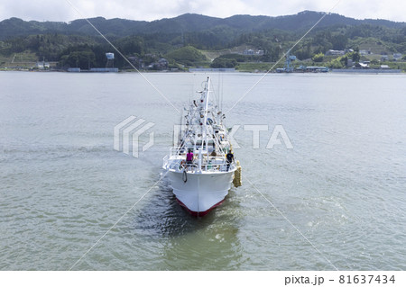 気仙沼港 気仙沼湾 船 海 海面 山と海 漁船 気仙沼港 気仙沼湾 船 海 海面 山と海 漁船 81637434