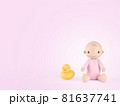 赤ちゃんとアヒルのおもちゃ　ピンク　コピースペース 81637741
