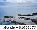 薄く雲がかかった遠浅の海岸の風景【北海道　日本海】 81638175