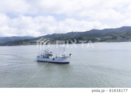 気仙沼港 気仙沼湾 船 海 海面 山と海 一艘の船 漁船 気仙沼港 気仙沼湾 船 海 海面 山と海 一艘の船 漁船 81638177