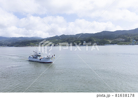 気仙沼港 気仙沼湾 船 海 海面 山と海 一艘の船 漁船 気仙沼港 気仙沼湾 船 海 海面 山と海 一艘の船 漁船 81638178