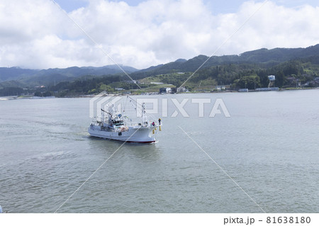 気仙沼港　気仙沼湾　船　海　海面　山と海　一艘の船　漁船 81638180