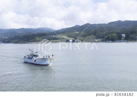 気仙沼港　気仙沼湾　船　海　海面　山と海　一艘の船　漁船 81638182