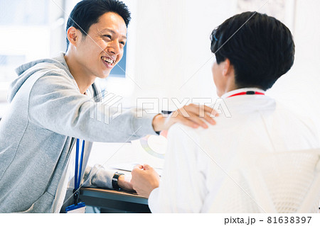 ビジネス　チームワーク  　撮影協力：WEEK芝大門(サンフロンティア不動産) 81638397