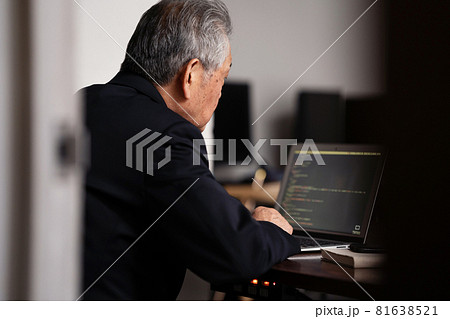 ビジネスマン　シニア男性　残業 81638521