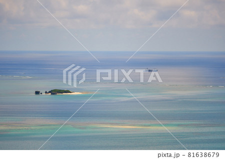 沖縄県南部の南城市 ニライカナイ橋展望台から撮影したコマカ島と一隻の船 沖縄県南部の南城市 ニライカナイ橋展望台から撮影したコマカ島と一隻の船 81638679