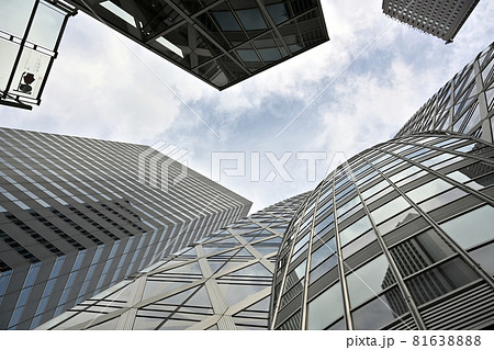 カラー　新宿副都心高層ビル群　夏空を仰ぐ　ビル壁の反射 81638888