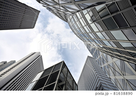 カラー　新宿副都心高層ビル群　天を仰ぐ　夏空に白い雲　ビル壁の反射 81638890