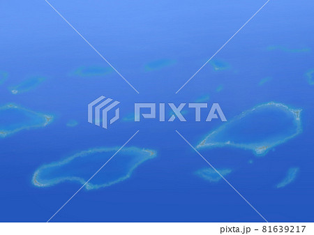 環礁　サンゴの島　サンゴの輪　青い海　俯瞰イメージ　薄め 81639217