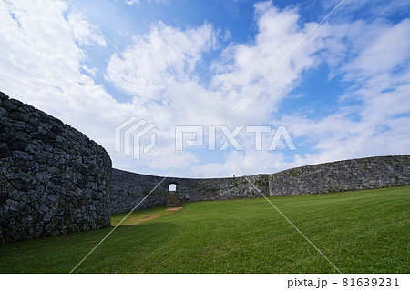 沖縄県読谷村の座喜味城　石造建築のお城 81639231