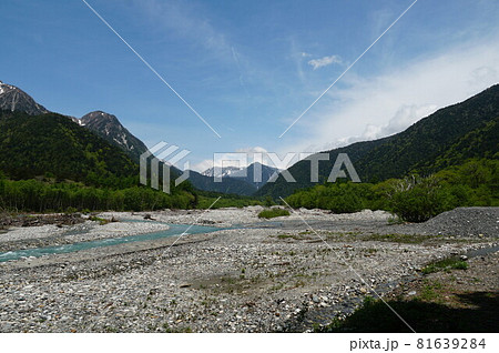 上高地へ。空は大気圏、山々がそそり立つ。 光を受けた空が青く光っている。 上高地へ。空は大気圏、山々がそそり立つ。 光を受けた空が青く光っている。 81639284