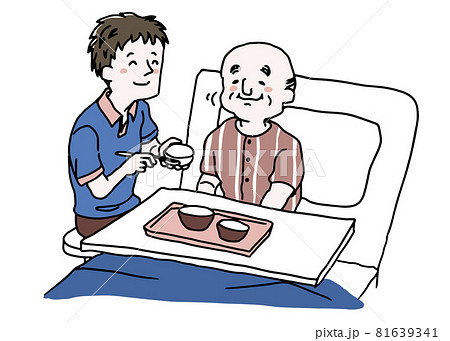 おじいさんにご飯を食べさせてあげる介護士の男性 81639341