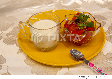 皿 食べ物 フード 81639386