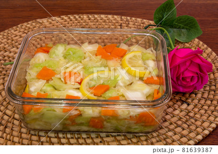 皿 食べ物 フード 81639387