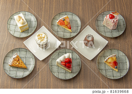 ケーキやタルトのスイーツが並んでいる 81639668