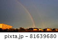 大きな虹の根元、副虹がはっきり 81639680