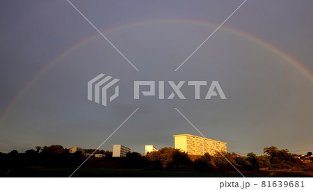 夏の終わり、夕方の大きな虹 夏の終わり、夕方の大きな虹 81639681