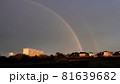 大きな虹の根元、右側に副虹がはっきり 81639682