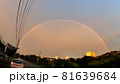 夕方大きな完全な虹、虹の中がピンクに染まる 81639684