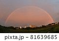 夕方大きな完全な虹、虹の中がピンクに染まる 81639685