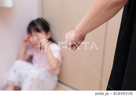 娘とママの家庭内暴力イメージ 娘とママの家庭内暴力イメージ 81640316