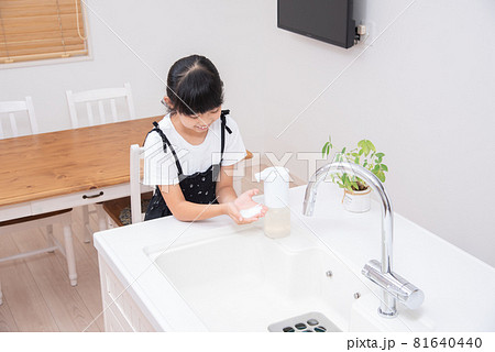 手を洗う小学生の女の子 手を洗う小学生の女の子 81640440