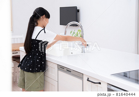 食器洗いのお手伝いをする女の子 食器洗いのお手伝いをする女の子 81640444