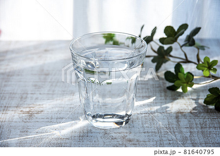 水の入った窓際のグラス 81640795