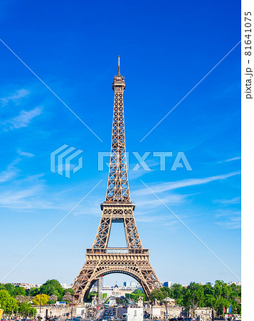 パリ　トロカデロ広場から眺めるエッフェル塔　縦構図 81641075
