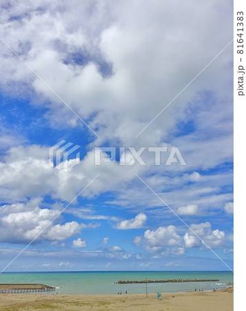 石川県小松市、安宅海岸、青空に白い雲が浮かぶ青い海を砂浜から見た風景 石川県小松市、安宅海岸、青空に白い雲が浮かぶ青い海を砂浜から見た風景 81641383
