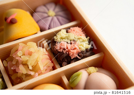 練り切り　和菓子イメージ 81641516