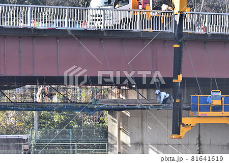 橋の補修工事 橋梁点検車で作業床を組み立てる鳶職の工事風景 橋の補修工事 橋梁点検車で作業床を組み立てる鳶職の工事風景 81641619