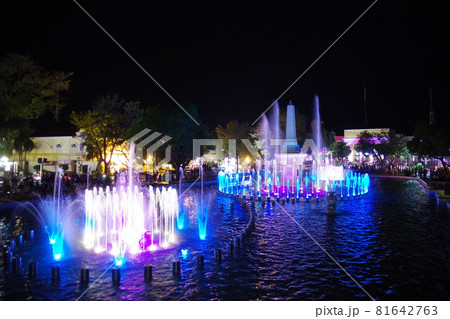 フィリピン 世界遺産ビガン歴史都市 サルセド広場の噴水ショーの写真素材