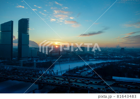 寒い冬のモスクワの街並みと沈みゆく夕日と凍り付いた川 寒い冬のモスクワの街並みと沈みゆく夕日と凍り付いた川 81643483